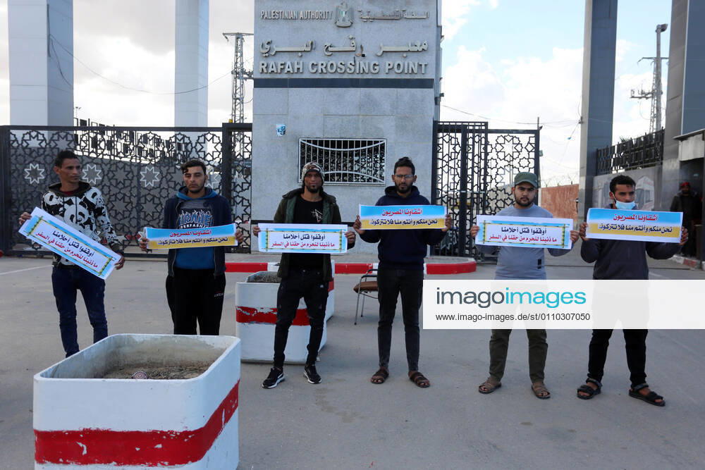 Rafah, Gaza Strip, Palestinian Territory: Palestinian protesters hold banners demanding for opening of the Rafah crossing for patients and students, in front of the Rafah border crossing, in Rafah in the southern of Gaza Strip, on January 18, 2021 Rafah Palestinian Territory - ZUMAap3_ 20210118_zaf_ap3_047
