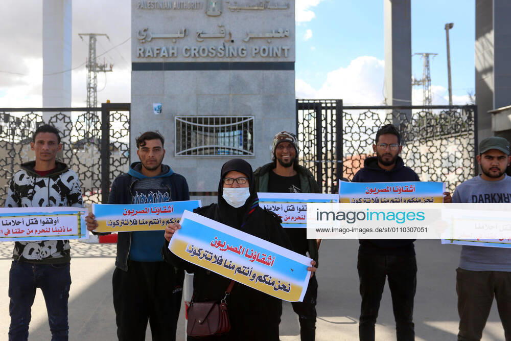 Rafah, Gaza Strip, Palestinian Territory: Palestinian protesters hold banners demanding for opening of the Rafah crossing for patients and students, in front of the Rafah border crossing, in Rafah in the southern of Gaza Strip, on January 18, 2021 Rafah Palestinian Territory - ZUMAap3_ 20210118_zaf_ap3_048