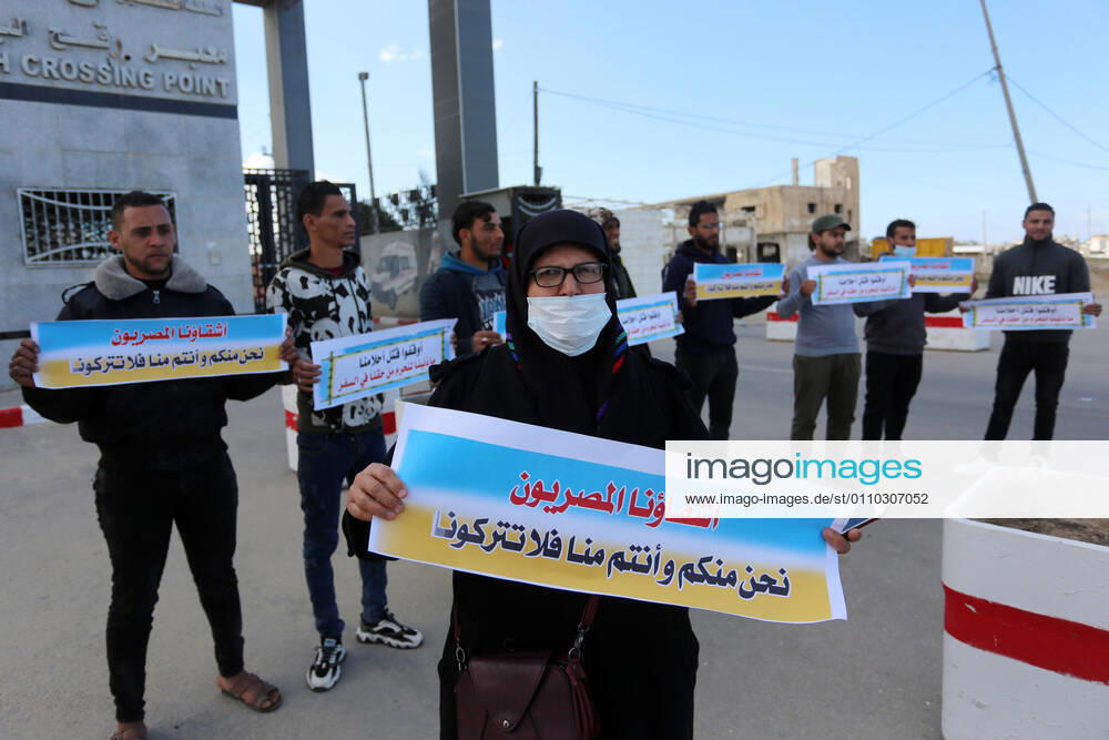 Rafah, Gaza Strip, Palestinian Territory: Palestinian protesters hold banners demanding for opening of the Rafah crossing for patients and students, in front of the Rafah border crossing, in Rafah in the southern of Gaza Strip, on January 18, 2021 Rafah Palestinian Territory - ZUMAap3_ 20210118_zaf_ap3_049