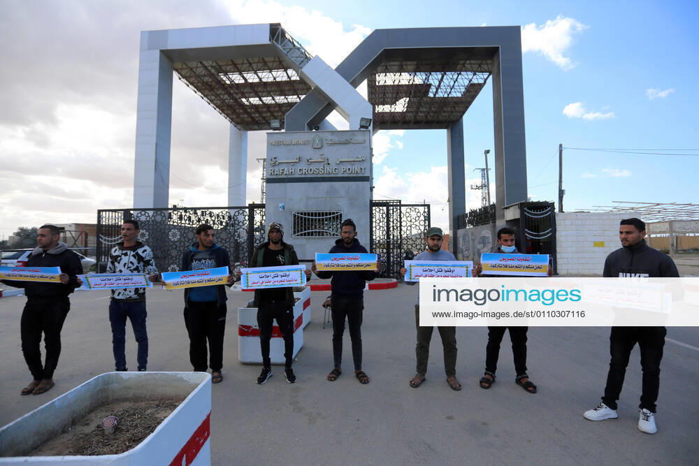 Rafah, Gaza Strip, Palestinian Territory: Palestinian protesters hold banners demanding for opening of the Rafah crossing for patients and students, in front of the Rafah border crossing, in Rafah in the southern of Gaza Strip, on January 18, 2021 Rafah Palestinian Territory - ZUMAap3_ 20210118_zaf_ap3_051