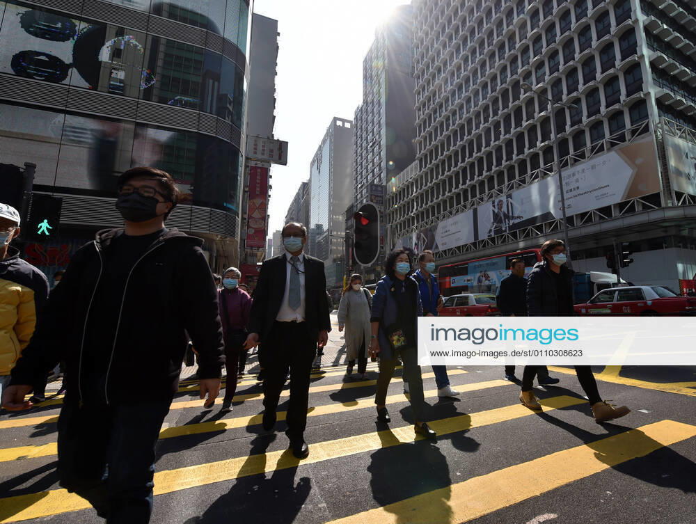 (210118) -- HONG KONG, Jan. 18, 2021 -- People wearing face masks walk on the street in south China s Hong Kong, Jan. 18, 2021. Hong Kong s Center for Health Protection (CHP) reported 107 additional confirmed cases of COVID-19 on Monday, a new high in about one month. The new cases included 102 local infections and five imported ones, taking its total tally to 9,664. More than 40 of the new local cases were untraceable and there were about 50 cases tested positive preliminarily, according to a CHP press briefing. ) CHINA-HONG KONG-COVID-19(CN) LoxPingxFai