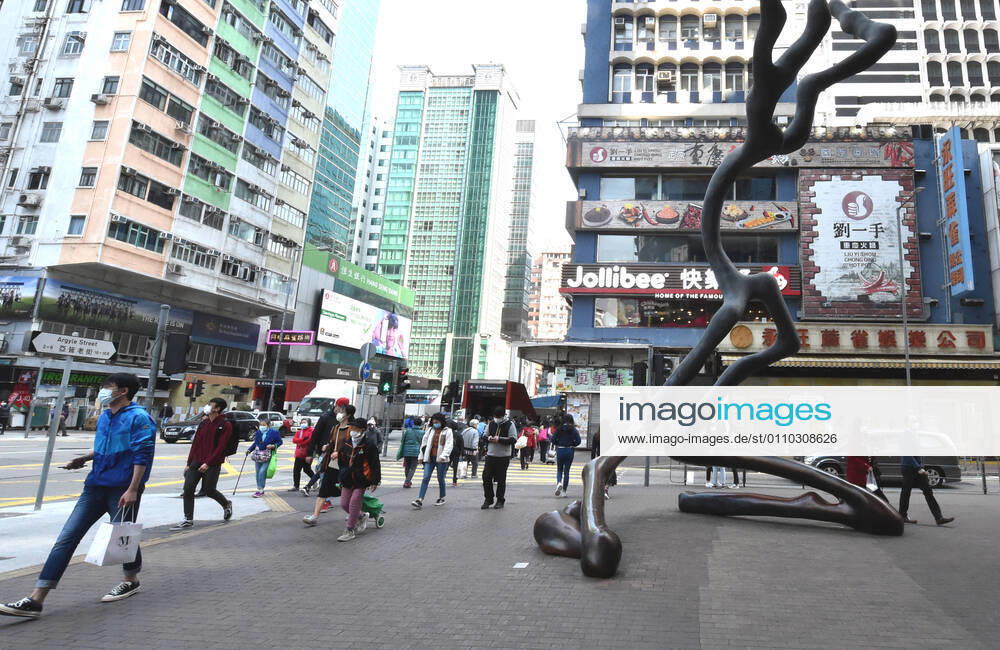 (210118) -- HONG KONG, Jan. 18, 2021 -- People wearing face masks walk on the street in south China s Hong Kong, Jan. 18, 2021. Hong Kong s Center for Health Protection (CHP) reported 107 additional confirmed cases of COVID-19 on Monday, a new high in about one month. The new cases included 102 local infections and five imported ones, taking its total tally to 9,664. More than 40 of the new local cases were untraceable and there were about 50 cases tested positive preliminarily, according to a CHP press briefing. ) CHINA-HONG KONG-COVID-19(CN) LoxPingxFai