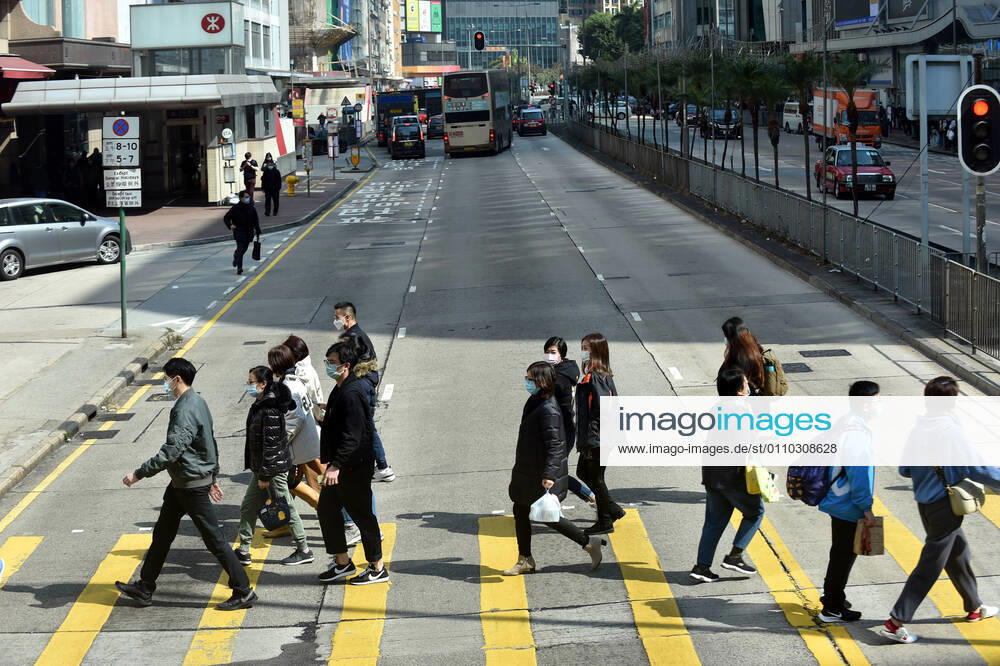 (210118) -- HONG KONG, Jan. 18, 2021 -- People wearing face masks walk on the street in south China s Hong Kong, Jan. 18, 2021. Hong Kong s Center for Health Protection (CHP) reported 107 additional confirmed cases of COVID-19 on Monday, a new high in about one month. The new cases included 102 local infections and five imported ones, taking its total tally to 9,664. More than 40 of the new local cases were untraceable and there were about 50 cases tested positive preliminarily, according to a CHP press briefing. ) CHINA-HONG KONG-COVID-19(CN) LoxPingxFai