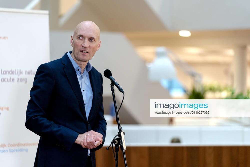 ROTTERDAM - Ernst Kuipers, voorzitter van het Landelijk Netwerk Acute Zorg, praat in het universitair ziekenhuis Erasmus MC de pers bij over de huidige stand van zaken op de intensive cares en verpleegafdelingen. ANP SANDER KONING