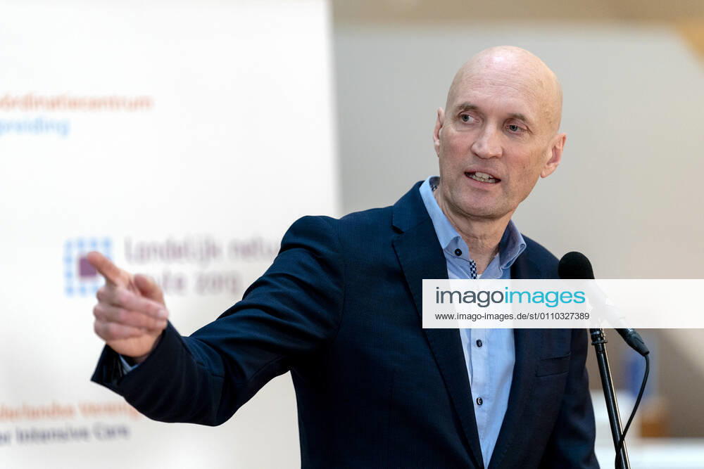 ROTTERDAM - Ernst Kuipers, voorzitter van het Landelijk Netwerk Acute Zorg, praat in het universitair ziekenhuis Erasmus MC de pers bij over de huidige stand van zaken op de intensive cares en verpleegafdelingen. ANP SANDER KONING