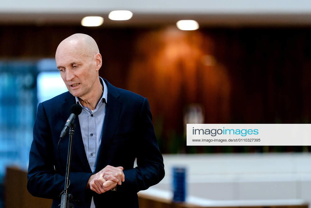 ROTTERDAM - Ernst Kuipers, voorzitter van het Landelijk Netwerk Acute Zorg, praat in het universitair ziekenhuis Erasmus MC de pers bij over de huidige stand van zaken op de intensive cares en verpleegafdelingen. ANP SANDER KONING