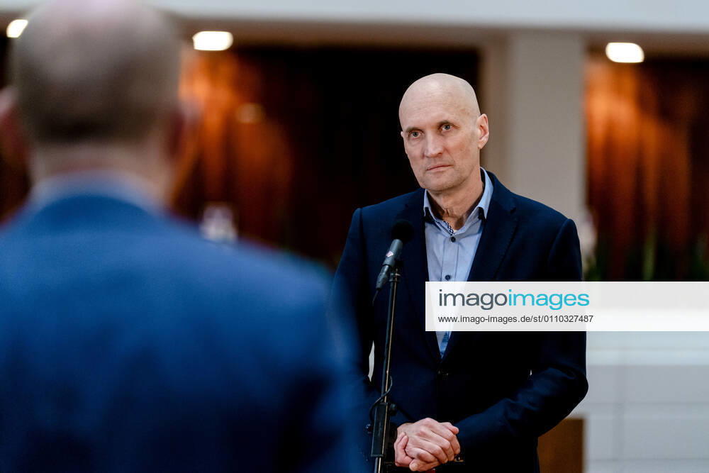 ROTTERDAM - Ernst Kuipers, voorzitter van het Landelijk Netwerk Acute Zorg, praat in het universitair ziekenhuis Erasmus MC de pers bij over de huidige stand van zaken op de intensive cares en verpleegafdelingen. ANP SANDER KONING