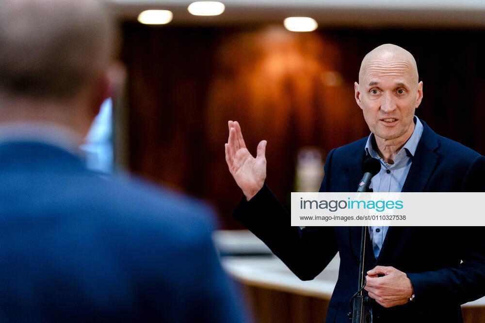 ROTTERDAM - Ernst Kuipers, voorzitter van het Landelijk Netwerk Acute Zorg, praat in het universitair ziekenhuis Erasmus MC de pers bij over de huidige stand van zaken op de intensive cares en verpleegafdelingen. ANP SANDER KONING