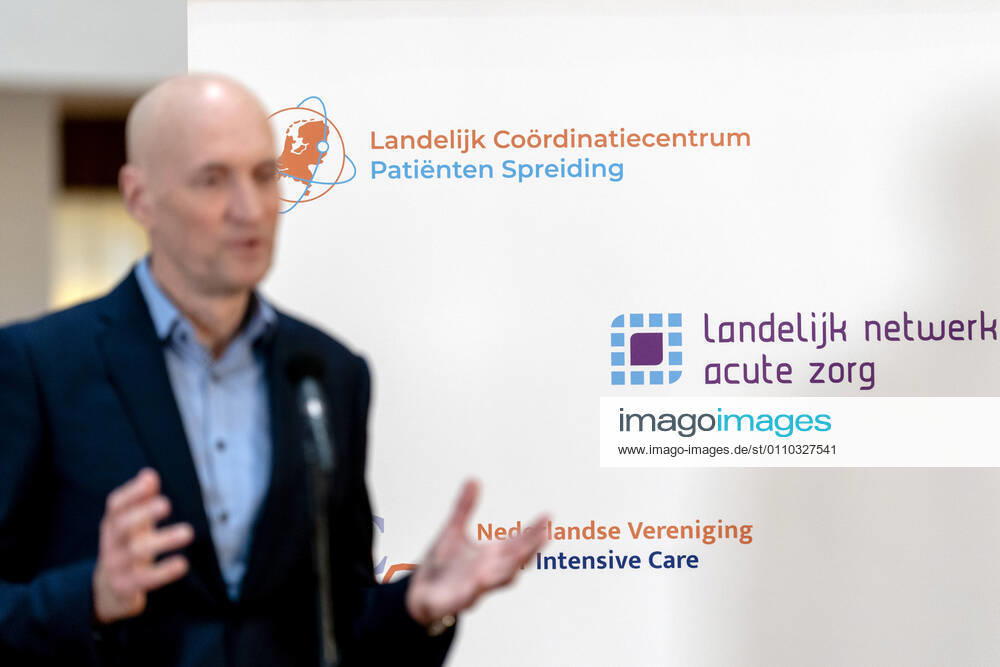 ROTTERDAM - Ernst Kuipers, voorzitter van het Landelijk Netwerk Acute Zorg, praat in het universitair ziekenhuis Erasmus MC de pers bij over de huidige stand van zaken op de intensive cares en verpleegafdelingen. ANP SANDER KONING