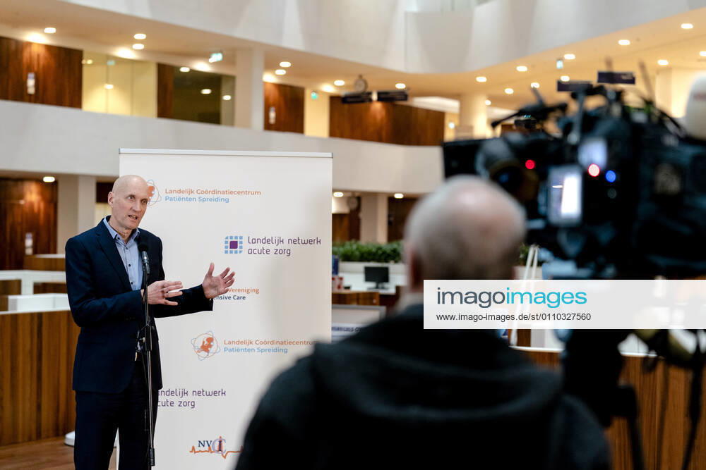 ROTTERDAM - Ernst Kuipers, voorzitter van het Landelijk Netwerk Acute Zorg, praat in het universitair ziekenhuis Erasmus MC de pers bij over de huidige stand van zaken op de intensive cares en verpleegafdelingen. ANP SANDER KONING