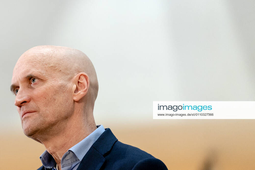 ROTTERDAM - Ernst Kuipers, voorzitter van het Landelijk Netwerk Acute Zorg, praat in het universitair ziekenhuis Erasmus MC de pers bij over de huidige stand van zaken op de intensive cares en verpleegafdelingen. ANP SANDER KONING