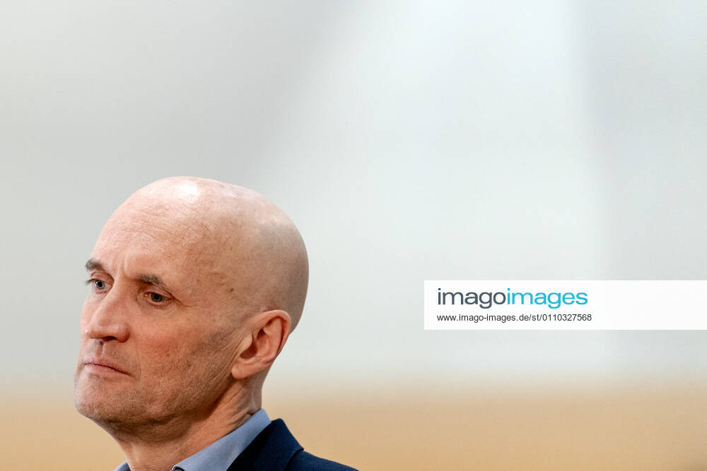 ROTTERDAM - Ernst Kuipers, voorzitter van het Landelijk Netwerk Acute Zorg, praat in het universitair ziekenhuis Erasmus MC de pers bij over de huidige stand van zaken op de intensive cares en verpleegafdelingen. ANP SANDER KONING