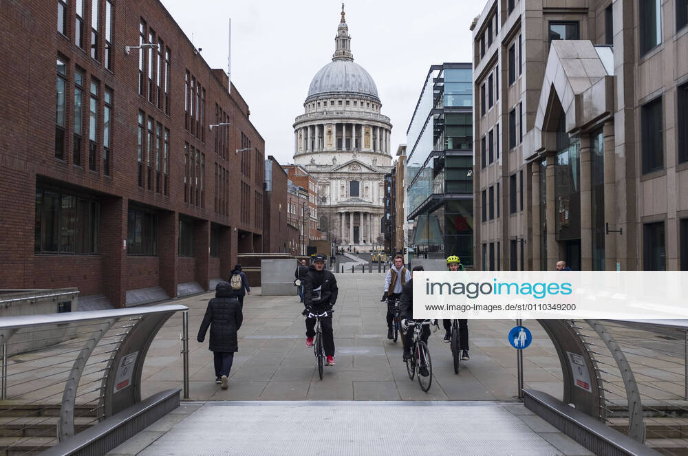 People seen riding bicycles on the millennium pedestrian bridge in London, UK on January 18, 2021. Another 599 COVID-19 deaths and nearly 38000 confirmed cases in the UK London United Kingdom - ZUMAj323 20210118_zip_j323_006