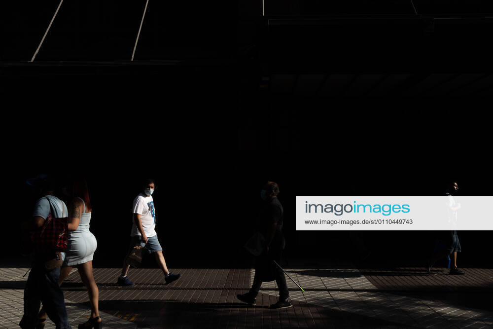 Pedestrians with masks walk through the center of Santiago, in the last hours of the day, in the middle of the coronavirus pandemic. Santiago Chile - ZUMAb332 20210119_zip_b332_002