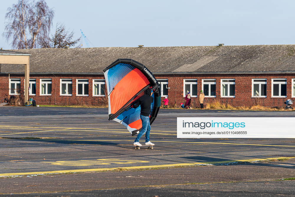 Impressionen aus Kiel Das Hubschrauber-Flugfeld der Bundeswehr in Kiel-Holtenau wird gern von Jedermann (hier Sail Skater) für sportliche Aktivitäten genutzt