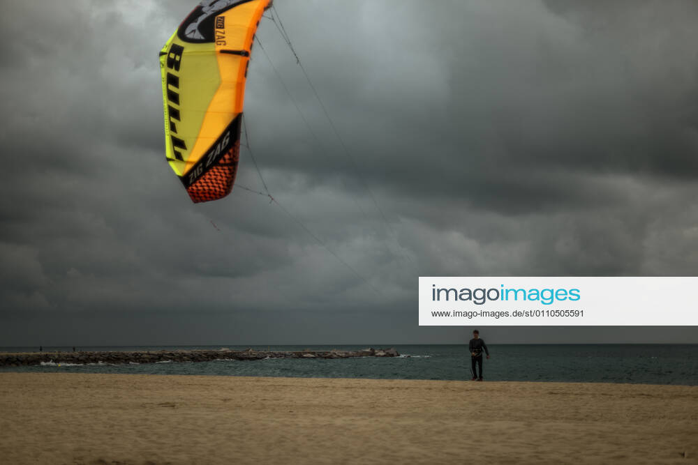 A commuter lifts a kite at Barcelona s nearly empty beach. Today the Catalan Government has extended anti-covid19 measures as closures in the hospitality sector and limitations of social contacts for another two weeks due to the accelerated spread of the coronavirus. Barcelona Spain - ZUMAo105 20210120_zap_o105_009