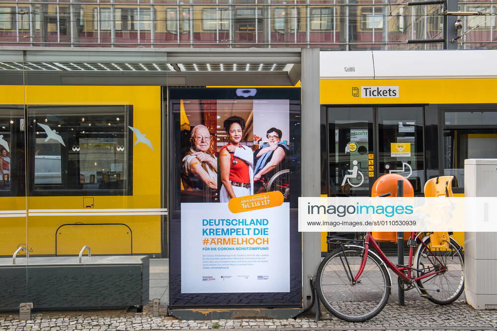 Gesundheit Corona-Virus Impfkampagne Werbung des Bundesgesundheitsministerium fuer Gesundheit, des Robert Koch-Institut und der Bundeszentrale fuer gesundheitliche Aufklaerung fuer die Corona-Schutzimpfung auf einer digitalen Werbetafel am Berliner Alexanderplatz. 20.1.2021, Berlin