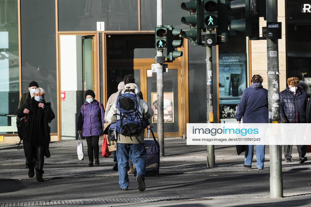 Ein Wochenmarkt während des Corona Lockdown am 21.01.2021 in Berlin Steglitz. Strassenleben während des Lockdown in Berlin Steglitz