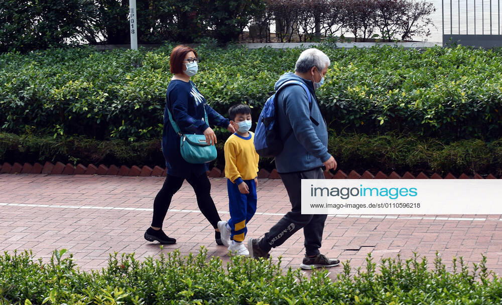 (210121) -- HONG KONG, Jan. 21, 2021 -- People wearing face masks walk in a park in Hong Kong, south China, Jan. 21, 2021. Hong Kong s Center for Health Protection (CHP) reported 70 additional confirmed cases of COVID-19 on Thursday, taking its total tally to 9,867. ) CHINA-HONG KONG-COVID-19-CASES (CN) LoxPingxFai