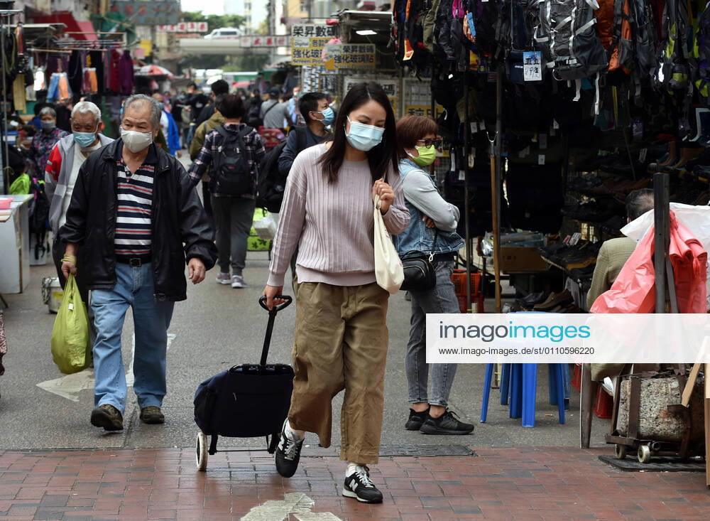 (210121) -- HONG KONG, Jan. 21, 2021 -- People wearing face masks walk on a street in Hong Kong, south China, Jan. 21, 2021. Hong Kong s Center for Health Protection (CHP) reported 70 additional confirmed cases of COVID-19 on Thursday, taking its total tally to 9,867. ) CHINA-HONG KONG-COVID-19-CASES (CN) LoxPingxFai
