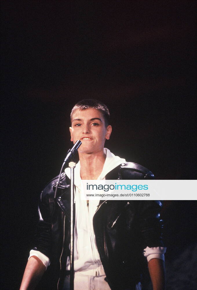 Die Saengerin Sinead O’Connor ( Shuhada’ Sadaqat ) bei einem TV Auftritt am 16.03.1990