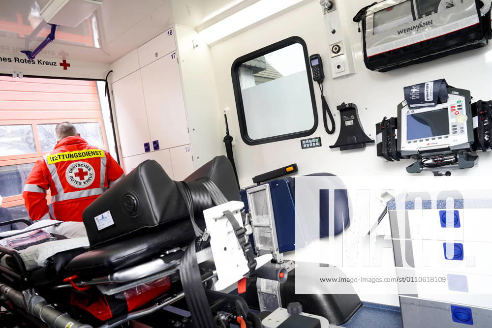 Symbolbild Rettungsdienst, Deutsches Rotes Kreuz Symbolfoto Sanitaeter mit Uniform und Aufschrift Rettungsdienst in einem Intensivtransportwagen (ITW) des Deutschen Roten Kreuz dies ist ein Fahrzeug des Rettungdienst um intensivpflichtige Patienten im Notfall zwischen Intensivstationen von Krankenhaus zu Krankenhaus zu transportieren Deutschland