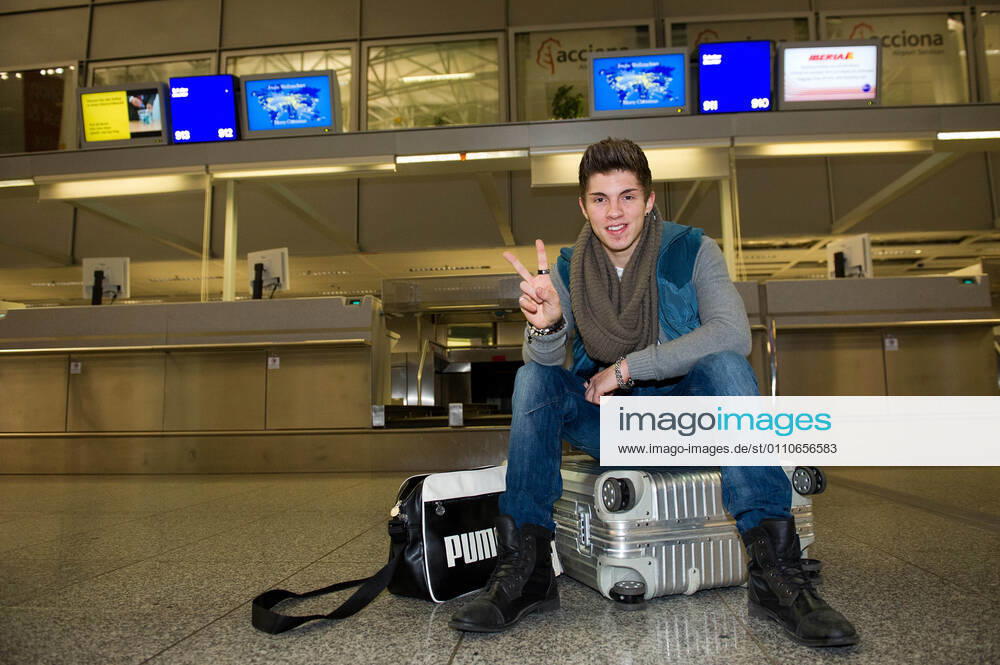 Flughafen Terminal 2, Halle E - Quantas Check-In. Teilnehmer des RTL Dschungel-Camps treffen sich am Flughafen vor dem Abflug. 06.01.2013 Frankfurt x1x Flughafen Terminal 2, Halle E - Quantas Check-In. Teilnehmer des RTL Dschungel-Camps treffen sich am Flughafen vor dem Abflug. Joey Heindle (19). Frankfurt Frankfurt Hessen Germany