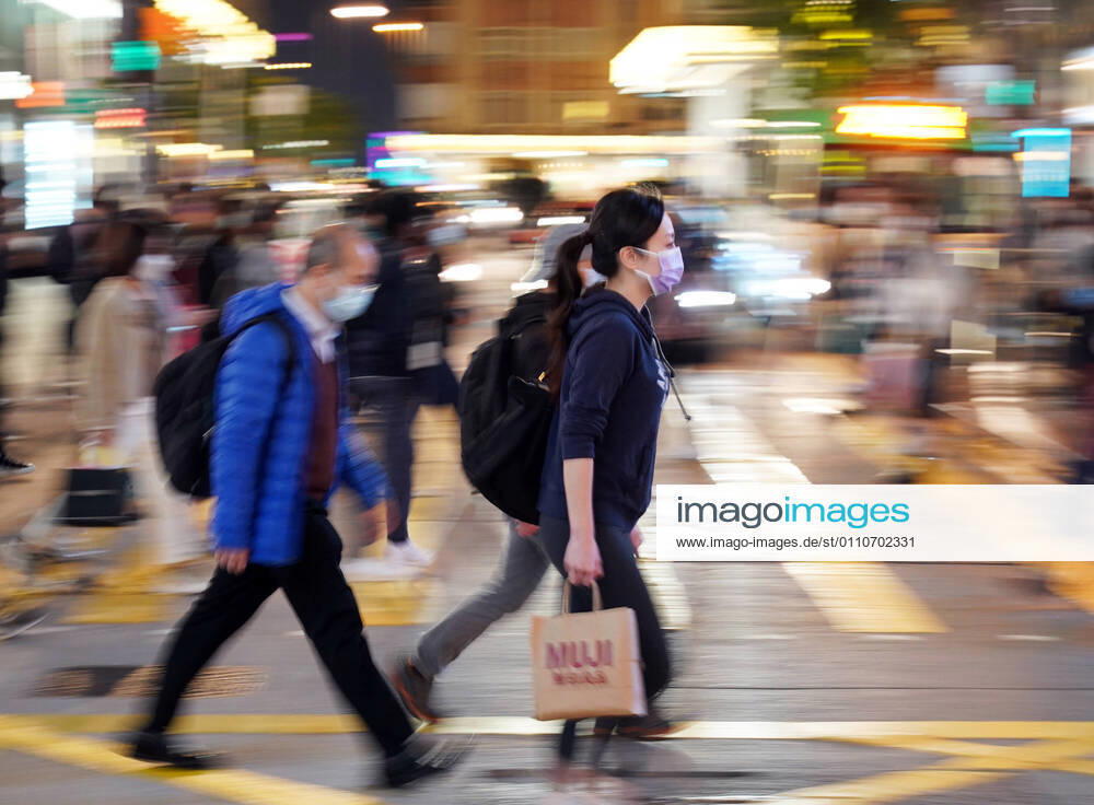(210122) -- HONG KONG, Jan. 22, 2021 -- People wearing face masks walk on a street in Hong Kong, south China, Jan. 22, 2021. Hong Kong s Center for Health Protection (CHP) reported 61 additional confirmed cases of COVID-19 on Friday, taking its total tally to 9,928. ) CHINA-HONG KONG-COVID-19-CASES (CN) LixGang