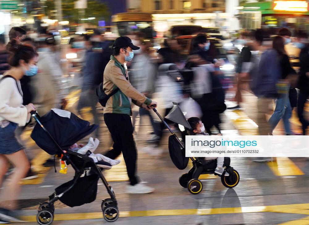 (210122) -- HONG KONG, Jan. 22, 2021 -- People wearing face masks walk on a street in Hong Kong, south China, Jan. 22, 2021. Hong Kong s Center for Health Protection (CHP) reported 61 additional confirmed cases of COVID-19 on Friday, taking its total tally to 9,928. ) CHINA-HONG KONG-COVID-19-CASES (CN) LixGang