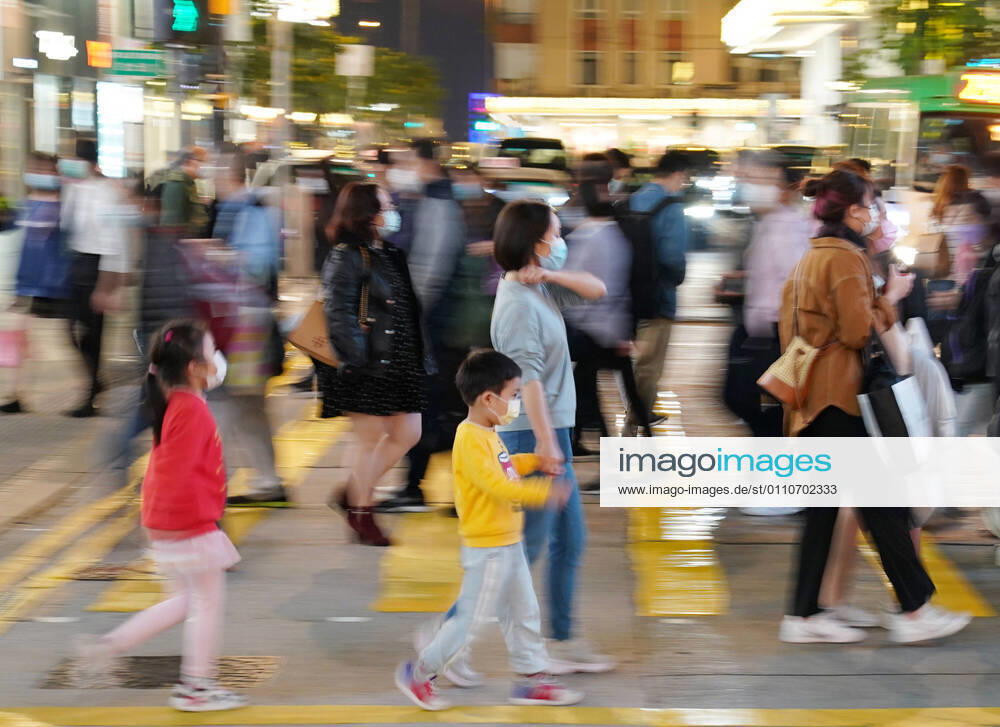 (210122) -- HONG KONG, Jan. 22, 2021 -- People wearing face masks walk on a street in Hong Kong, south China, Jan. 22, 2021. Hong Kong s Center for Health Protection (CHP) reported 61 additional confirmed cases of COVID-19 on Friday, taking its total tally to 9,928. ) CHINA-HONG KONG-COVID-19-CASES (CN) LixGang