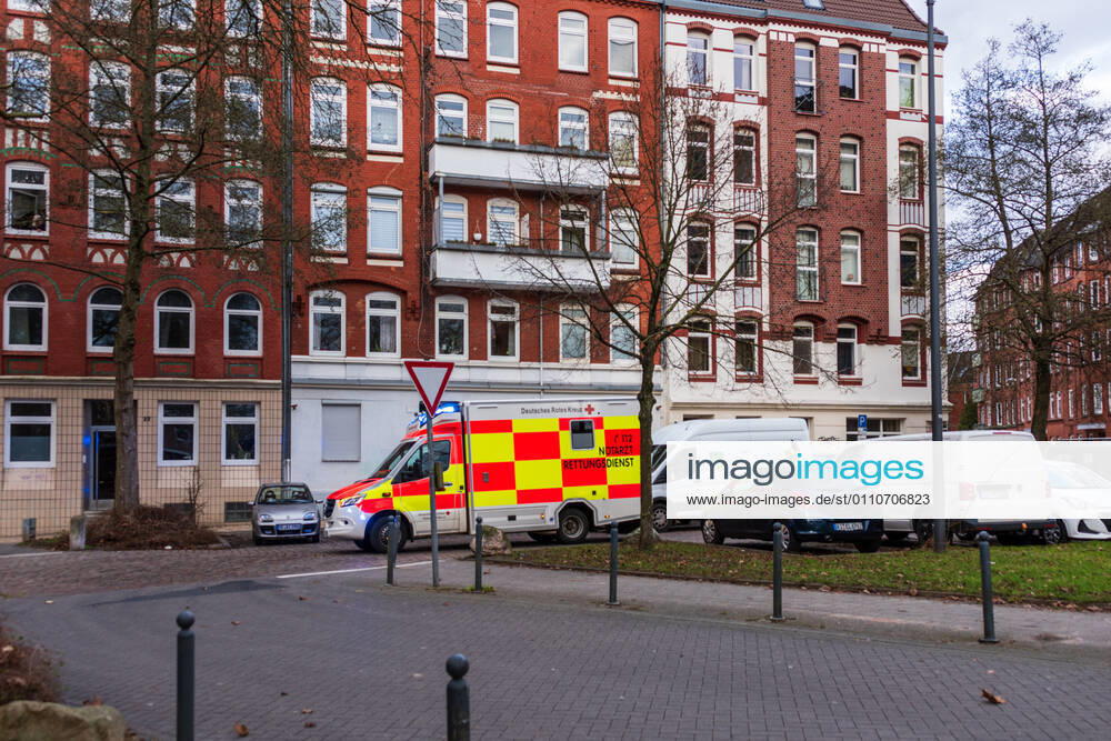Ein Notarztwagen der Deutschen Roten Kreuz im Einsatz in der Kieler Innenstadt