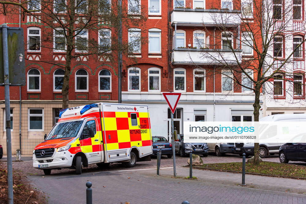 Ein Notarztwagen der Deutschen Roten Kreuz im Einsatz in der Kieler Innenstadt