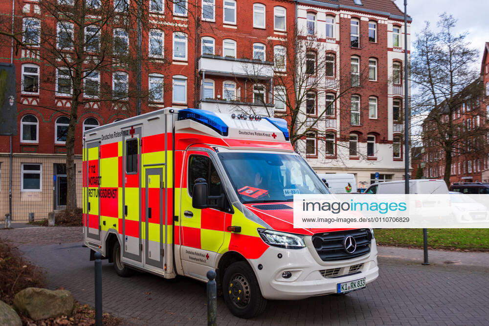 Ein Notarztwagen der Deutschen Roten Kreuz im Einsatz in der Kieler Innenstadt