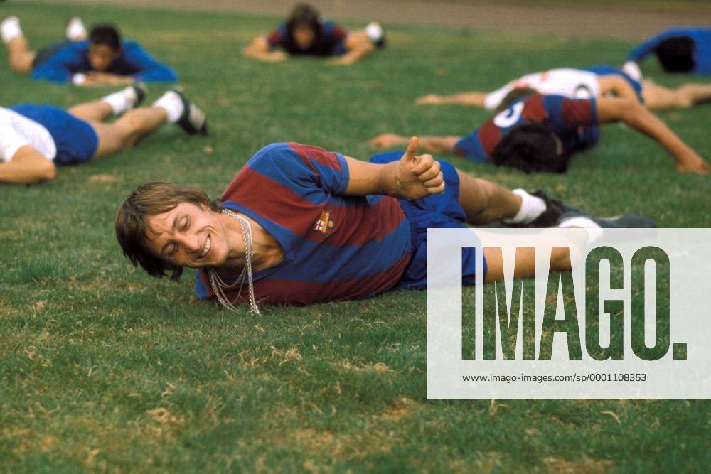 An die Kette gelegt: Johan Cruyff (FC Barcelona) zeigt ironisch, das Reichtum auch zur Last werden kann. Zumindest erleichtern die silbernen Halsketten seine Dehnungsübungen nicht Fußball Herren Primera Division 1974 1975, 1. Spanische Liga, FC Barcelona Einzelbild Aufnahmedatum geschätzt Barcelona Komik