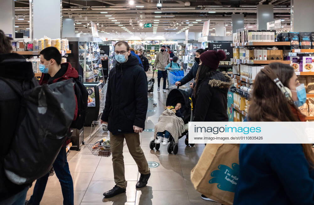 People seen shopping at Mark & Spencer, a British multinational retailer in Stratford..Some of England s Covid-19 hotspots are still in London Hounslow, Ealing, Brent, Barking and Dagenham and Newham are the boroughs which fall in the country s top 10 for worst case rates. London United Kingdom - ZUMAs197 20210123_zaa_s197_150