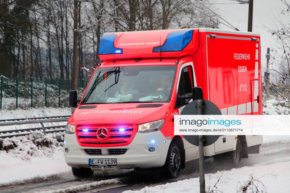 Rettungsdienst in der Stadt. Rettungsdienst mit Notfallsanitätern der Feuerwehr Essen bei widrigen Straßenverhältnissen nach Schneefällen im Einsatz. Essen Nordrhein-Westfalen Deutschland