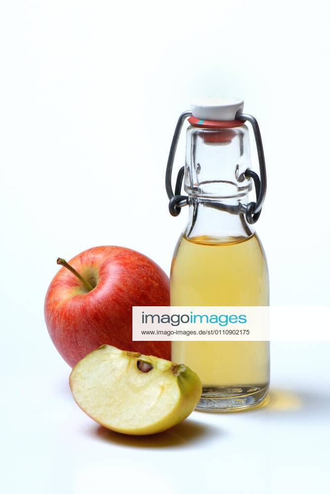 Flasche mit Apfelessig und Äpfel