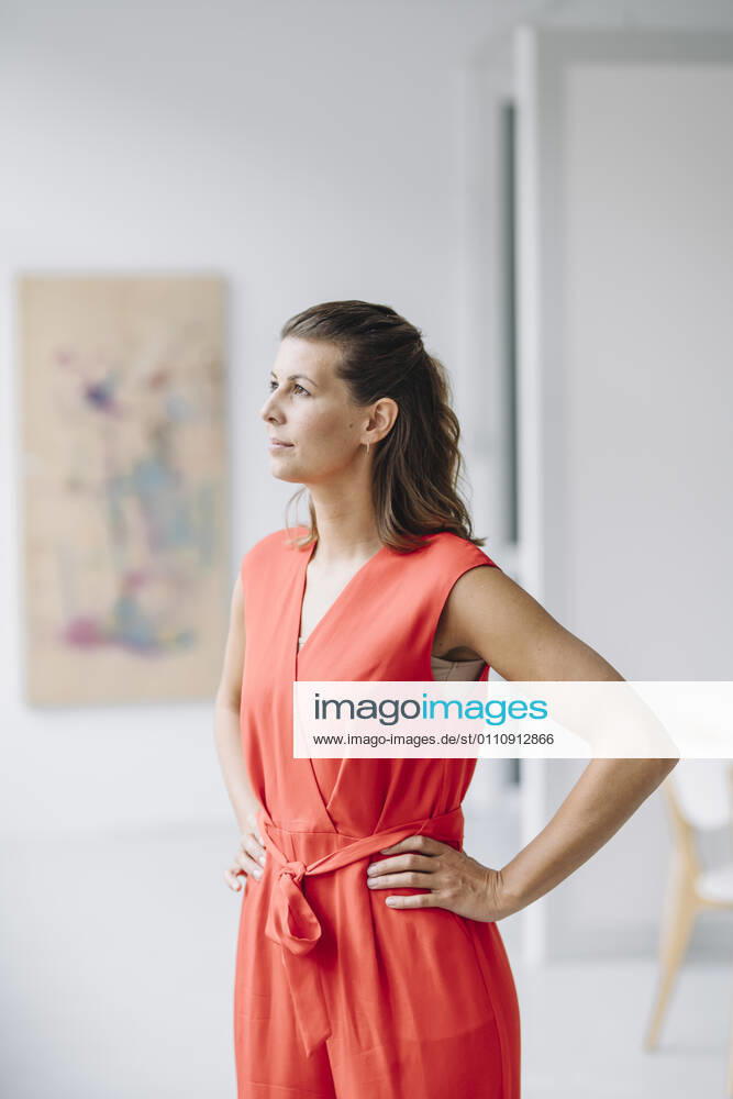 Businesswoman standing in office model released Symbolfoto property released GUSF04961