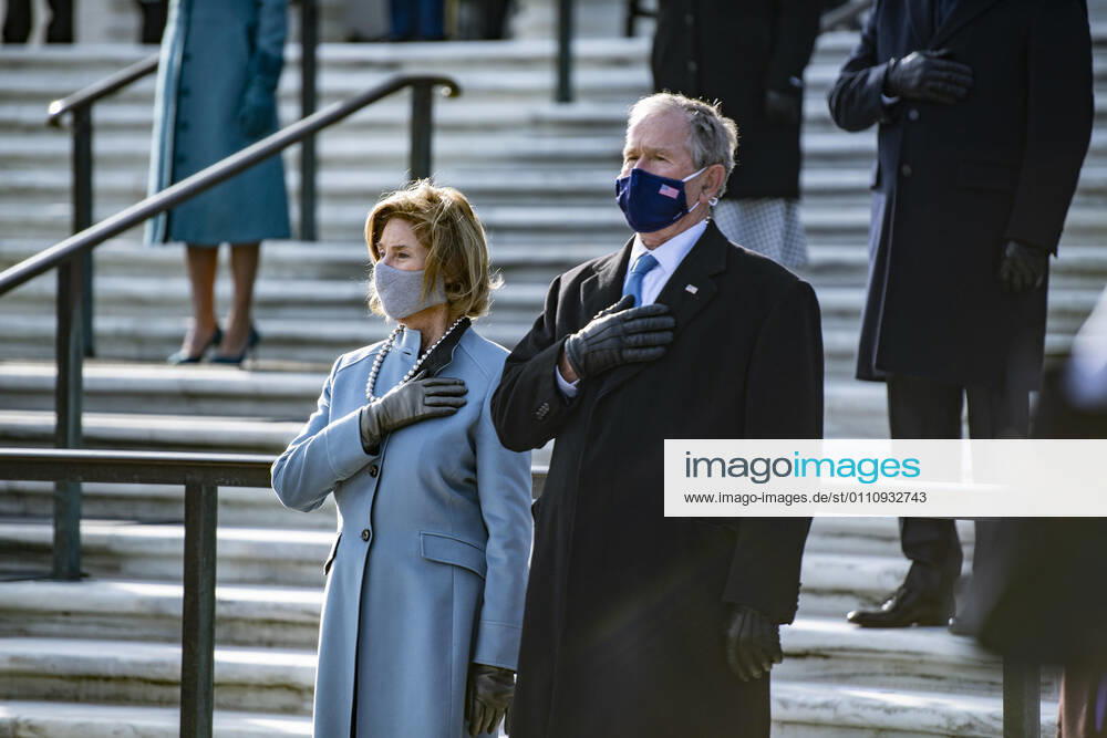 United States of America: Former President George W. Bush and former First Lady Laura Bush, stand for the national anthem during a wreath ceremony at Arlington National Cemetery, part of the 59th Presidential Inauguration events January 20, 2021 in Arlington, Virginia. Arlington United States of America - ZUMAp138 20210120_zaa_p138_129