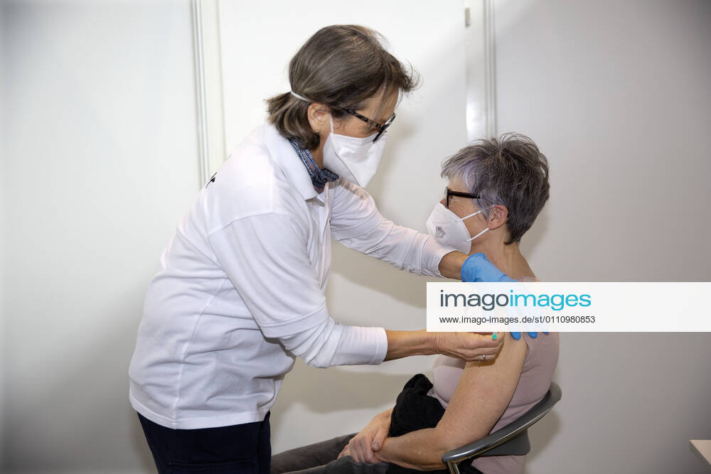 Kreisimpfzentrum Messe Stuttgart, Impfmodell Bettina Tietke, 55 Jahre von der Filderklinik. Kreisimpfzentrum Messe Stuttgart, Impfmodell Bettina Tietke, 55 Jahre von der Filderklinik.