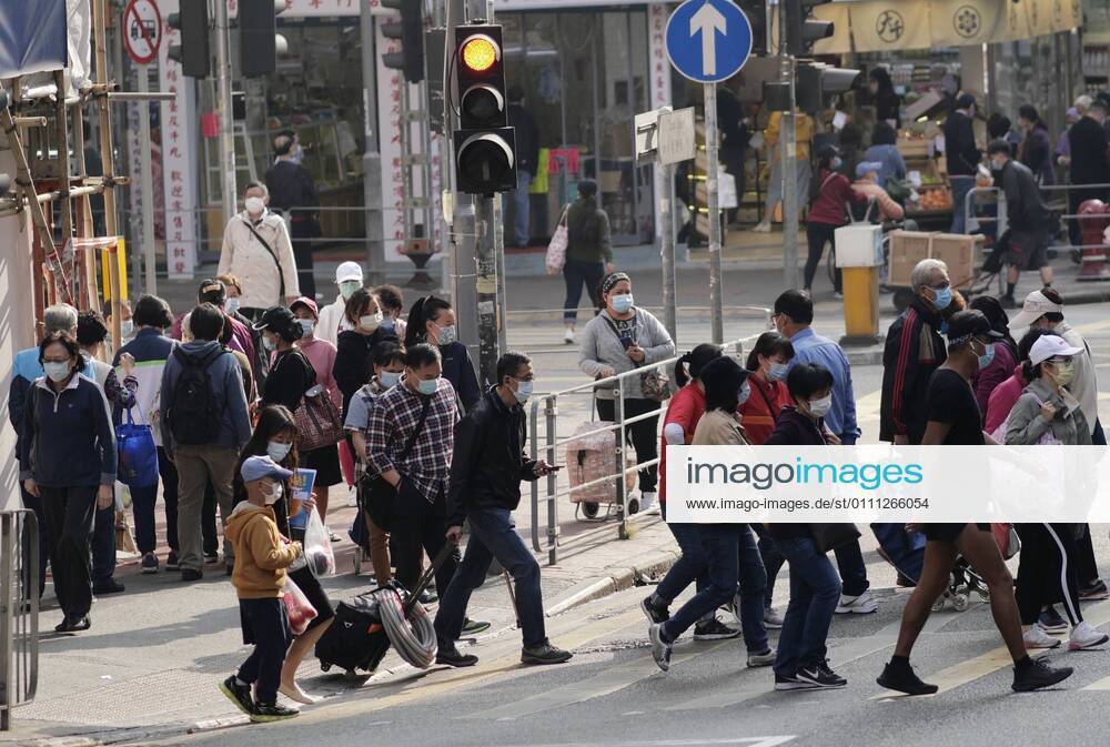 (210128) -- HONG KONG, Jan. 28, 2021 -- People wearing face masks walk on a street in Hung Hom, Hong Kong, south China, Jan. 28, 2021. Hong Kong s Center for Health Protection (CHP) reported 39 additional confirmed cases of COVID-19 on Thursday, taking its total tally to 10,321. ) CHINA-HONG KONG-COVID-19-CASES (CN) WangxShen