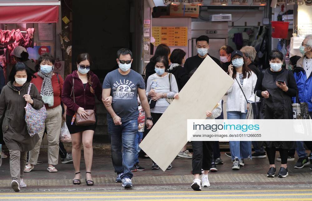 (210128) -- HONG KONG, Jan. 28, 2021 -- People wearing face masks walk on a street in Hung Hom, Hong Kong, south China, Jan. 28, 2021. Hong Kong s Center for Health Protection (CHP) reported 39 additional confirmed cases of COVID-19 on Thursday, taking its total tally to 10,321. ) CHINA-HONG KONG-COVID-19-CASES (CN) WangxShen