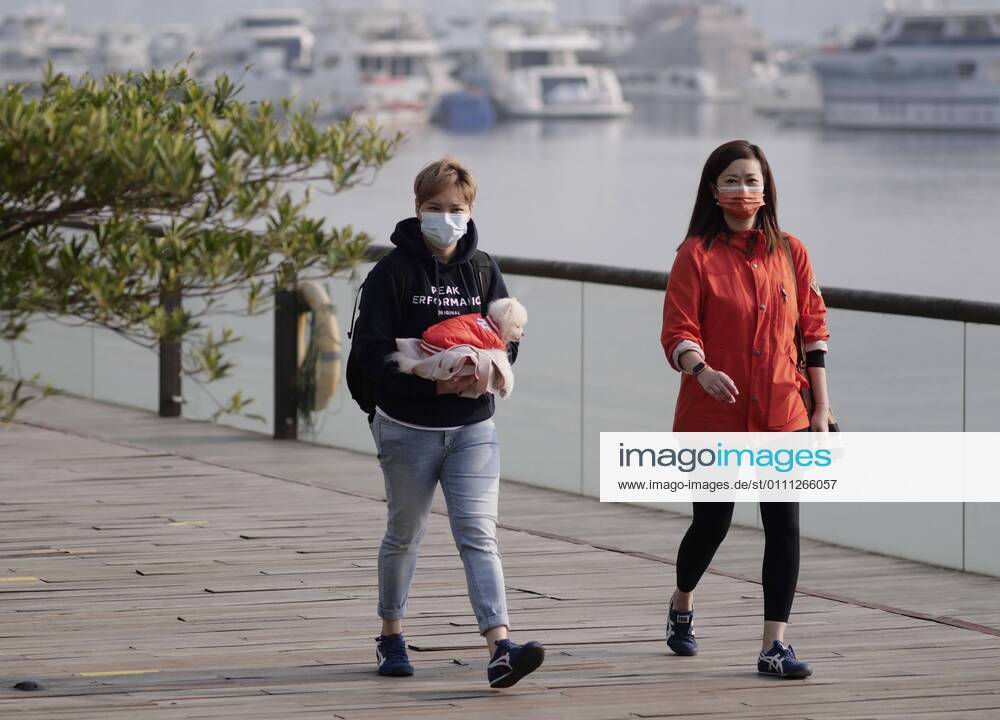 (210128) -- HONG KONG, Jan. 28, 2021 -- People wearing face masks walk in Hong Kong, south China, Jan. 28, 2021. Hong Kong s Center for Health Protection (CHP) reported 39 additional confirmed cases of COVID-19 on Thursday, taking its total tally to 10,321. ) CHINA-HONG KONG-COVID-19-CASES (CN) WangxShen