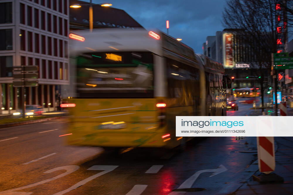 Sindelfingen Themenbilder: Stuttgart in Zeit der Corona-Pandemie, 28.01.2021, Themenbilder: Stuttgart in Zeit der Corona-Pandemie, Bus, Friedrichstrasse Stuttgart, 28.01.2021,
