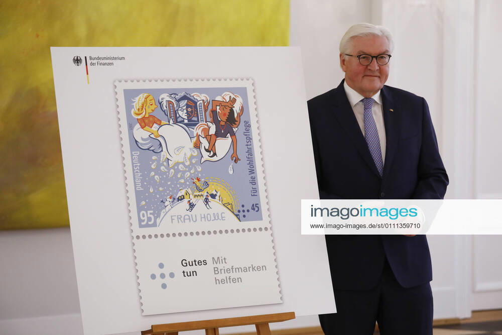 Frank-Walter Steinmeier, Bundespräsident der Bundesrepublik Deutschland, Berlin, Schloss Bellevue, Übergabe der Wohlfahrtsmarken 2021 durch den Bundesminister der Finanzen