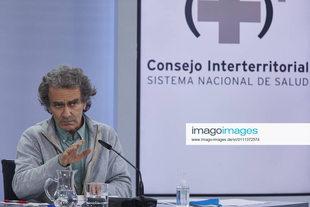 The director of the Center for Coordination of Alerts and Health Emergencies (CCAES), Fernando Simon, appears at a conference after chairing the meeting of the Interterritorial Council of the National Health System, in the Moncloa Complex, Madrid, (Spain), January 28, 2021. This Thursday the Ministry of Health and the autonomous communities have signed, within the Interterritorial Council of the National Health System (CISNS), the Agreement on the implementation of the vaccination strategy against Covid-19 in Spain , which states that the necessary corrective measures will be applied to ensure the proper vaccination process. 28 JANUARY 2021;CAROLINA DARIAS;HEALTH MINISTER;PANDEMIC;CORONAVIRUS LagenciaEP PRESS J. Hellin. POOL 01 28 2021