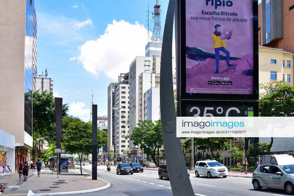SÃO PAULO, SP - 30.01.2021: CLIMA TEMPO SP - Sun and heat in São Paulo, this Saturday (30). In the photo 35 degrees street thermometer, on Av. Paulista. x2026350x RobertoxCasimiro