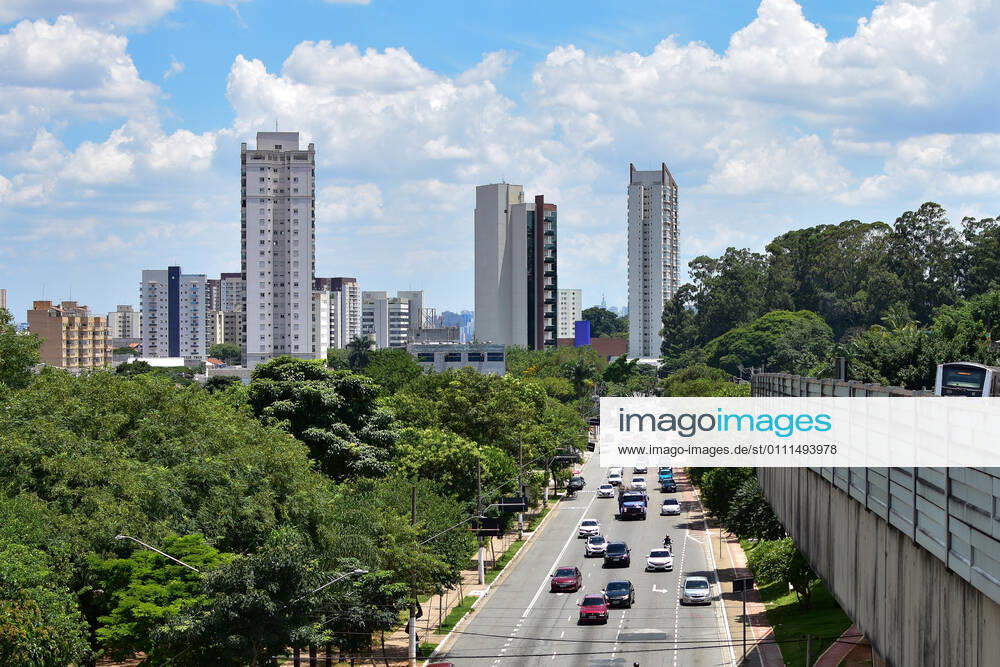 SÃO PAULO, SP - 30.01.2021: CLIMA TEMPO SP - Sun and heat in São Paulo, this Saturday (30). In the photo, Av. Luiz Dumont Villares, in the north of the capital. x2026351x RobertoxCasimiro