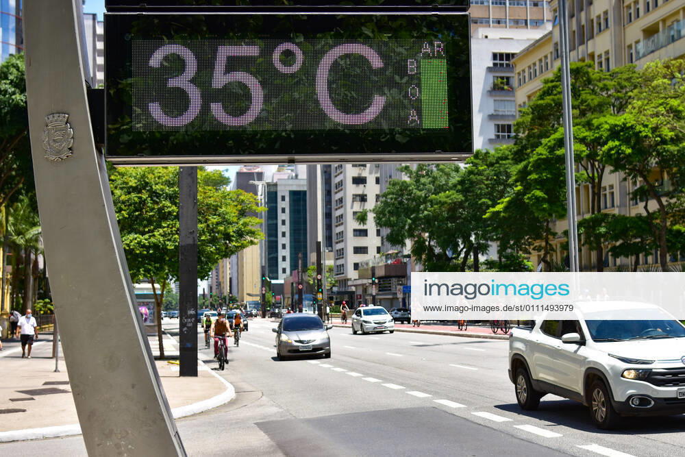 SÃO PAULO, SP - 30.01.2021: CLIMA TEMPO SP - Sun and heat in São Paulo, this Saturday (30). In the photo 35 degrees street thermometer, on Av. Paulista. x2026352x RobertoxCasimiro