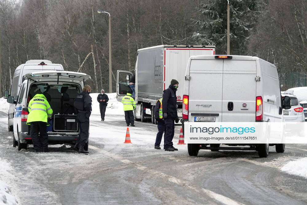 Grenzkontrolle 30.01.2021, Reitzenhain, Grenze, Grenzkontrolle Bundespolizei kontrolliert an Grenze Lkw und Pkw bei der Einreise nach Deutschland überprüft Die Bundespolizei hat am Samstag am Grenzübergang Reitzenhain umfangreiche Grenzkontrollen durchgeführt. So wurden Lkw sowie Pkw bei der Einreise nach Deutschland einschließlich der Ladeflächen von Lastwagen überprüft. Polizisten winkten Fahrzeuge heraus und führten die Kontrollen durch. Ebenfalls wurden auch der Zweck der Einreise von PKW entsprechend der Coronavorschriften und Atteste kontrolliert. Chemnitz Sachsen BRD